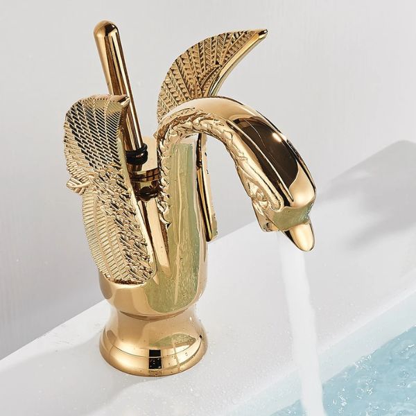 torneira banheiro dourada