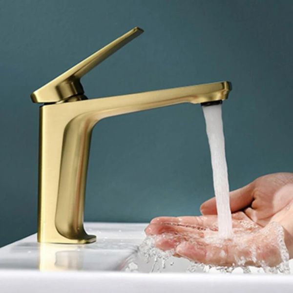 torneira banheiro dourado