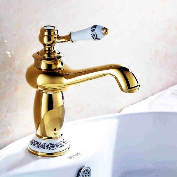 torneira banheiro dourada